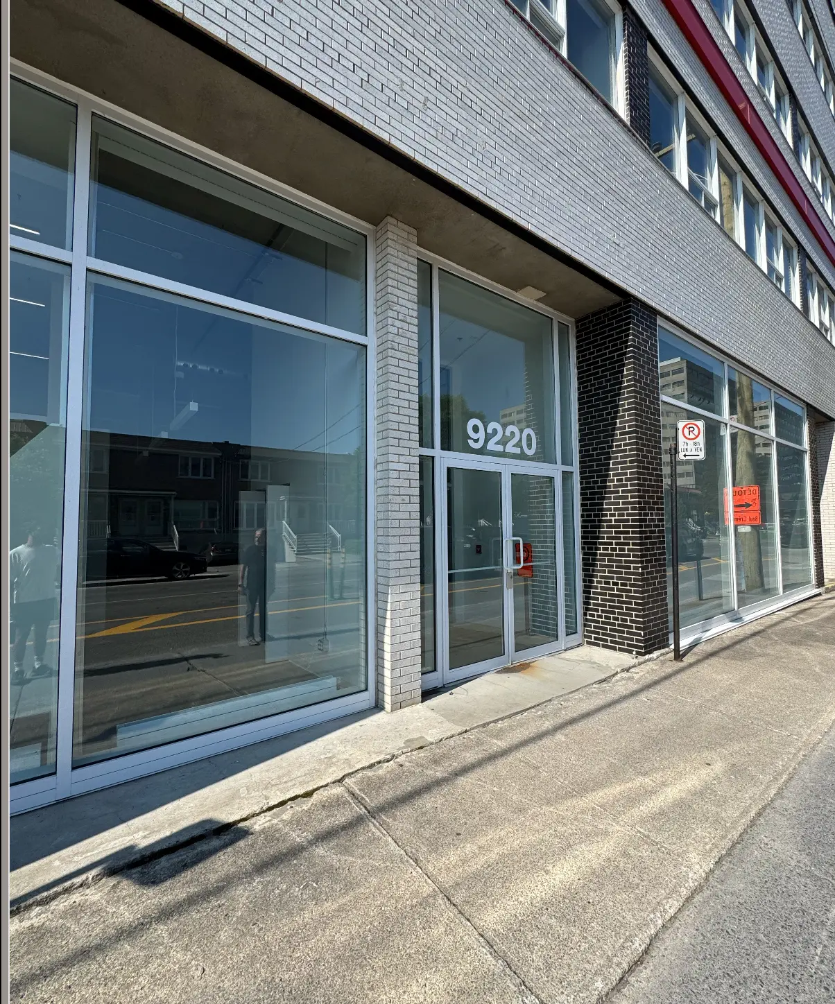 Façade du 9220 avenue du Parc, photographiée avant l’ouverture du magasin